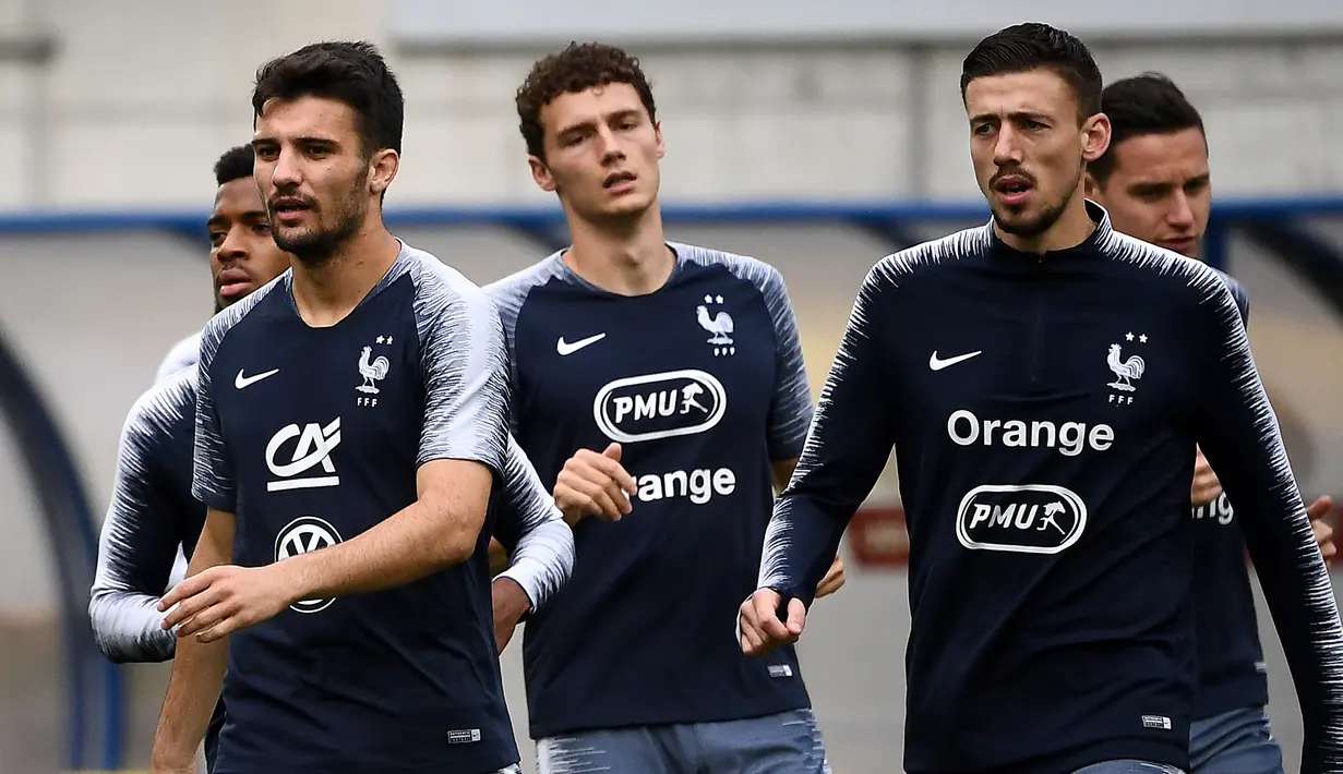 Bek Prancis, Leo Dubois dan Clement Lenglet melakukan pemanasan selama sesi latihan tim di Andorra La Vella (10/6/2019). Prancis akan bertanding melawan timnas Andorra pada grup H Kualifikasi Piala Eropa 2020 di Estadi Nacional d'Andorra. (AFP Photo/Franck Fife)