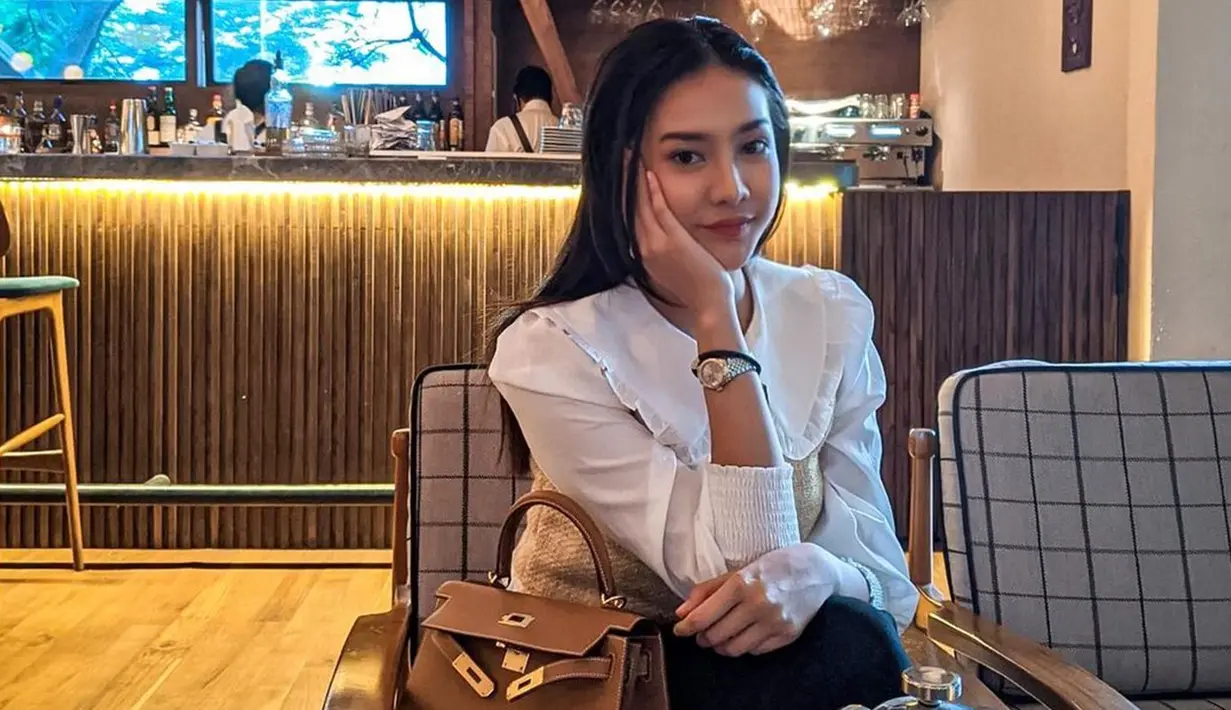 Tampil dalam balutan busana lebih formal, Anya Geraldine terlihat memadukan blouse putihnya dengan sebuah sweater cokelat. Detail busana pada bagian kerah serta tangan ini pun menambah anggun penampilannya. (Liputan6.com/IG/@anyageraldine)