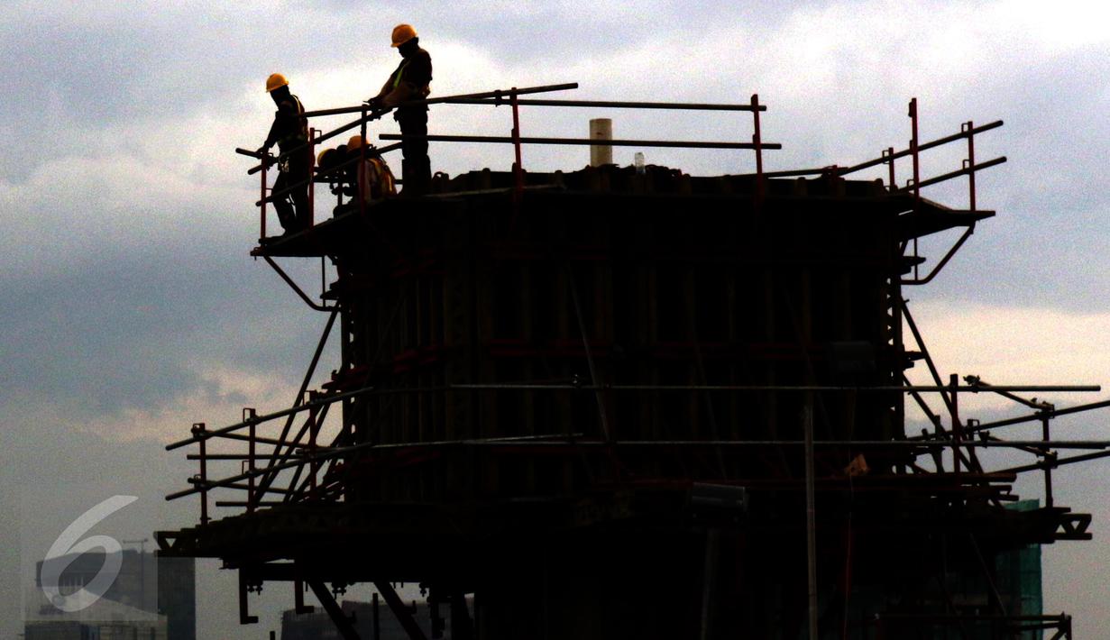Pekerja menyelesaikan pembangunan jalur layang MRT di kawasan Lebak Bulus, Jakarta, Sabtu (15/10). Presiden Jokowi mengatakan proyek pembangunan MRT rute Lebak Bulus-Bundaran HI diperkirakan selesai pada tahun 2019 mendatang. (Liputan6.com/Helmi Afandi)