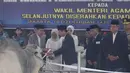 Wakil Presiden Boediono juga menyerahkan hewan kurban berupa sapi kepada panitia di Masjid Istiqlal, Jakarta, (5/10/14). (Liputan6.com/Johan Tallo)