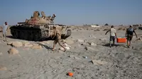 Sejumlah pasukan Libya yang bersekutu dengan pasukan PBB bersama tank T-55 bergerak menuju pantai saat bertempur dengan ISIS di Sirte, Libya, (3/8). (REUTERS/Goran Tomasevic)