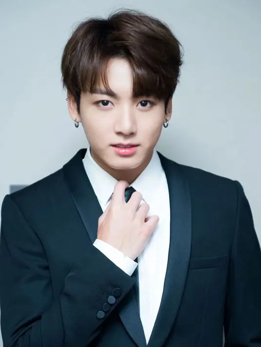 Tidak hanya panda menari saja, Jungkook BTS juga punya wajah yang imut dan tampan. Wajar jika banyak cewek yang jatuh hati padanya. (Foto: koreaboo.com)