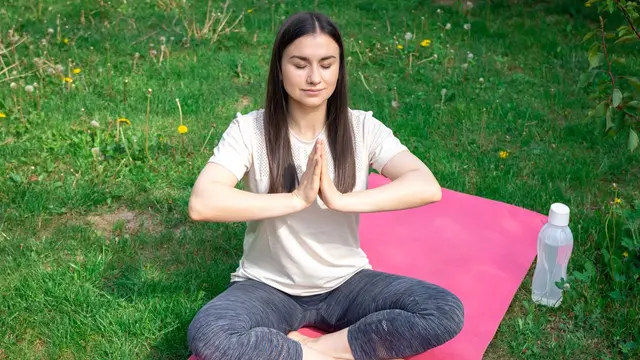 Tips Latihan Yoga Ringan Menjelang Berbuka Puasa untuk Mengurangi Lemas Saat Puasa