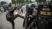 Pengunjuk rasa berusaha menghalangi polisi yang maju dengan perisai selama demonstrasi yang menuntut pembubaran parlemen di depan gedung parlemen Dewan Perwakilan Rakyat di Jakarta pada 25 Agustus 2025. (YASUYOSHI CHIBA/AFP)