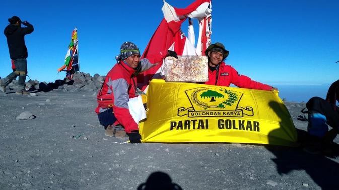 Relawan Golkar Jokowi (GoJo) melakukan pendakian ke puncak Gunung Semeru, Mahameru, Kabupaten Malang, Jawa Timur. (Istimewa)