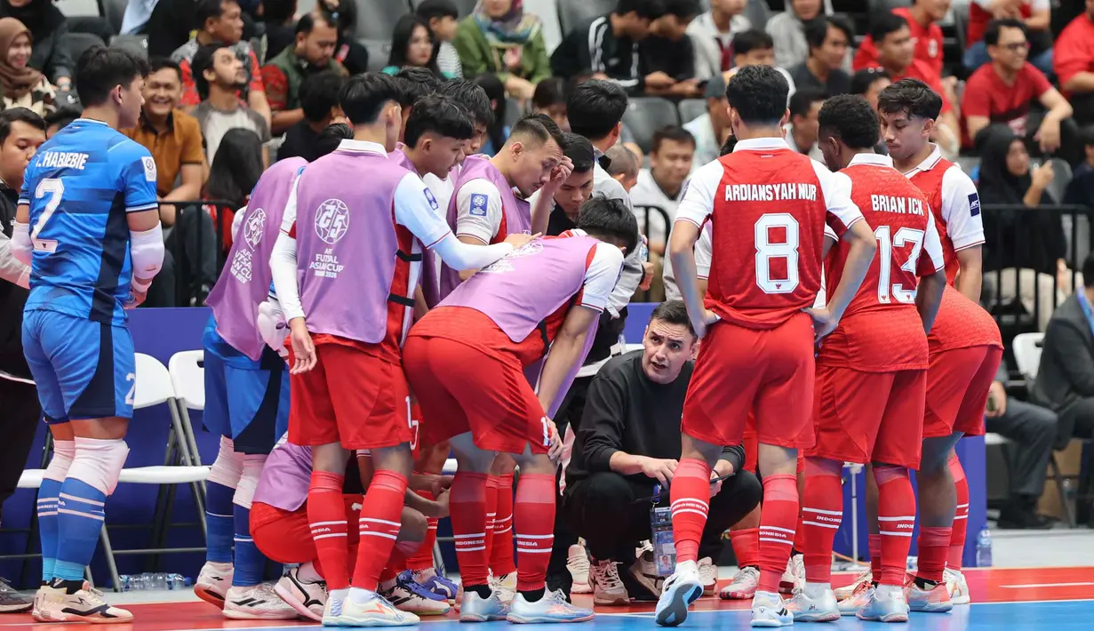 Kemenangan ini menempatkan tim racikan Hector Souto di puncak klasemen sementara Grup A dengan 6 poin. Tampak dalam foto, pelatih Timnas Futsal Indonesia, Hector Souto Vazquez (tengah) memberi arahan pada timnya saat melawan Kirgistan pada laga kedua Grup A Piala Asia Futsal 2026, Kamis (29/1/2026) malam WIB. (Bola.com/M Iqbal Ichsan)