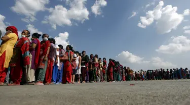 Ribuan korban gempa tengah mengantre untuk mendapatkan makanan di lokasi pengungsian, di Kathmandu, Nepal, Senin (4/5/2015). Korban gempa 7,9 SR di Nepal perlahan mulai mendapat bantuan dari banyak negara. (REUTERS/Adnan Abidi)