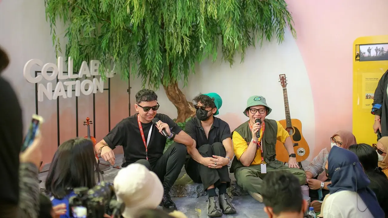 Momen Iga Massardi dan Kunto Aji bercengkrama dengan penggemar di Dunia Collabonation hari pertama. (Foto: Istimewa)