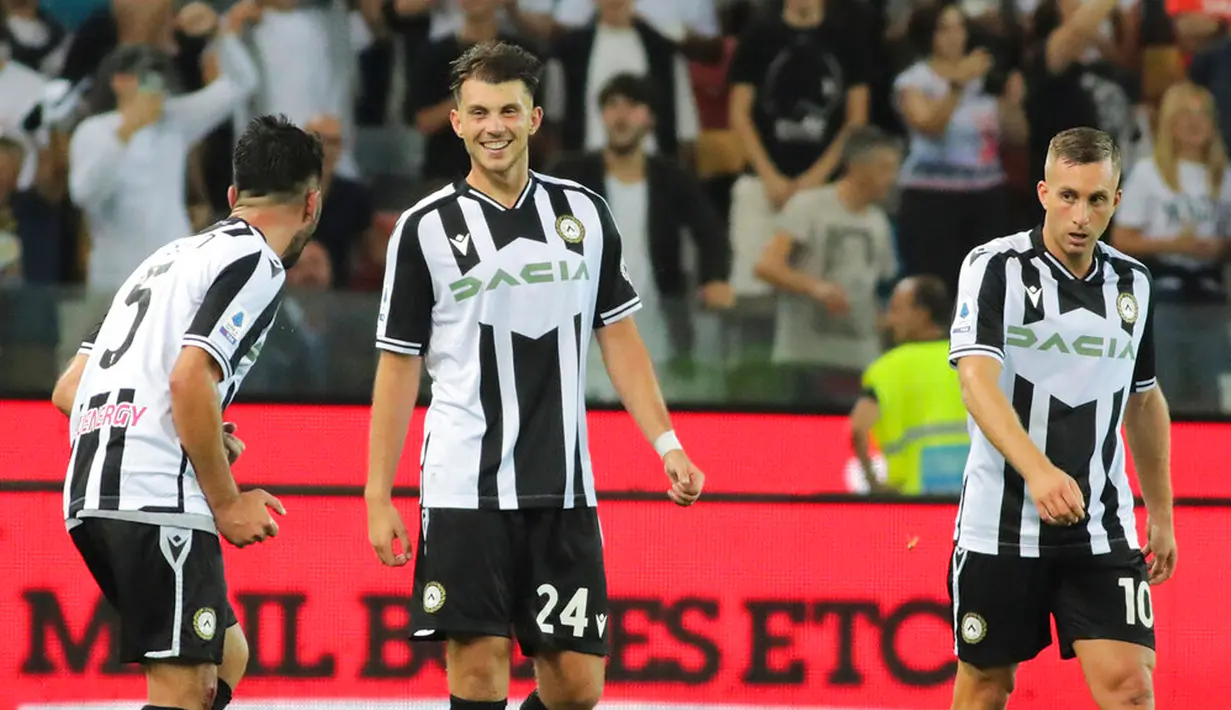 Pemain Udinese Lazar Samardzic (tengah) usai mencetak gol ke gawang AS Roma pada pertandingan sepak bola Serie A Italia di Stadion Friuli, Udine, Italia, 4 September 2022. Udinese menang 4-0. (Andrea Bressanutti/LaPresse via AP)