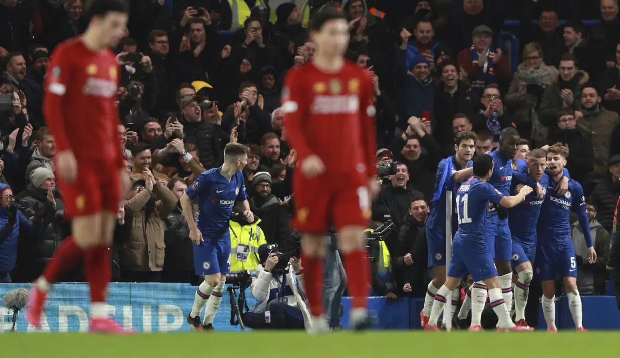 Para pemain Chelsea merayakan gol yang dicetak oleh Ross Barkley ke gawang Liverpool pada laga Piala FA di Stadion Stamford Bridge, Selasa (3/3/2020). Chelsea menang 2-0 atas Liverpool.(AP/Ian Walton)