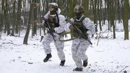 Anggota Pasukan Pertahanan Teritorial Ukraina, unit militer sukarelawan Angkatan Bersenjata, berlatih di taman kota di Kyiv, Ukraina, 22 Januari 2022. Puluhan warga sipil bergabung dengan tentara cadangan Ukraina dalam beberapa pekan terakhir di tengah ancaman invasi Rusia. (AP Photo/Efrem Lukatsky)