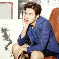 Artis asal Korea yang satu ini rela mengeluarkan uang puluhan atau bahkan ratusan juta rupiah untuk membeli pakaian yang membuatnya semakin.