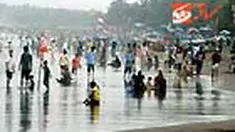 Saat liburan sekolah, Pantai Pangandaran, Ciamis, Jabar, diserbu para wisatawan dari berbagai daerah. Selain menikmati keindahan alam, wisatawan bisa bermain di sepanjang pantai. 