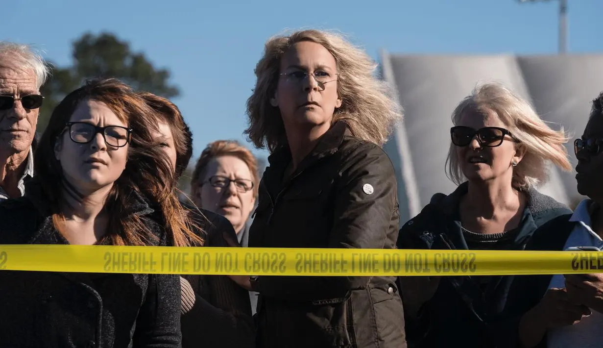 Tahun 2018, Halloween meneror bioskop lagi dengan David Gordon Green sebagai sutradara. Ini sekaligus merayakan ulang tahun film Halloween yang ke-40. Halloween 2018 adalah sekuel langsung dari versi 1978. Jadi, Anda bisa mengabaikan versi-versi lain. Yang menarik, justru Halloween 2018 disanjung para kritikus. Performa Jamie Lee Curtis meski tak lagi muda tetap meyakinkan. (Foto: Dok. Universal Pictures/ Miramax)