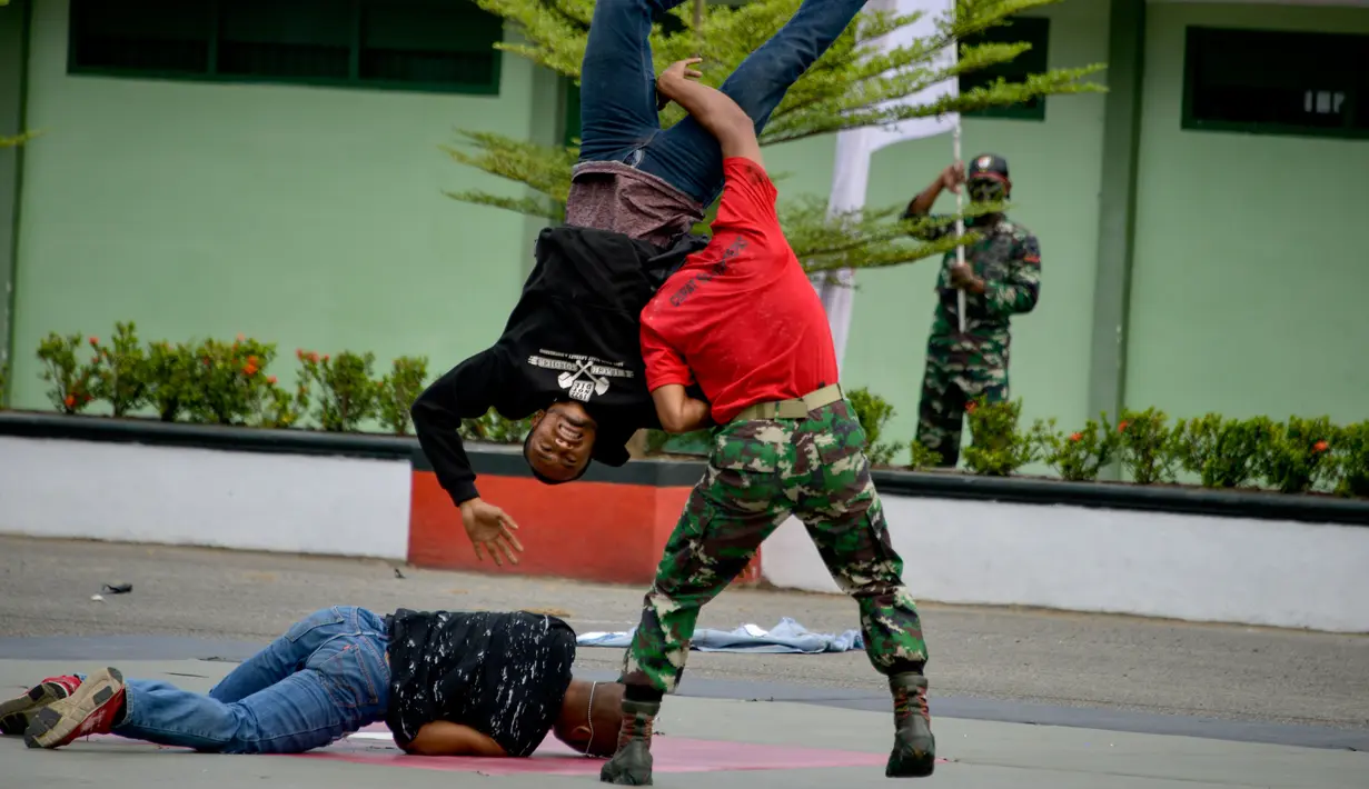 Prajurit TNI Yonif Raider 112/Dharma Jaya menunjukkan keahliannya saat atraksi dalam upacara sertijab di Banda Aceh, Aceh, Rabu (18/9/2019). Mayor Inf Syarifuddin Liwang menjadi Komandan Yonif Raider 112/Dharma Jaya menggantikan Mayor Inf Agus Alfauzi. (CHAIDEER MAHYUDDIN/AFP)