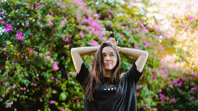 Pamer Wajah Berjerawat, Ini 7 Potret Yasmin Napper dengan Makeup Natural
