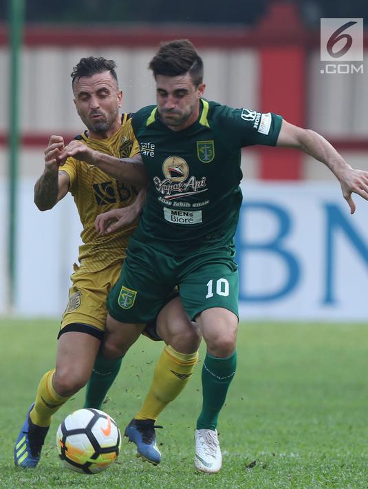 Pemain Bhayangkara FC, Paulo Sergio (kiri) berebut dengan pemain Persebaya, Robertino Pugliara pada lanjutan Go-Jek Liga 1 Indonesia bersama Bukalapak di Lapangan PTIK, Jakarta, Rabu (11/7). Laga berakhir imbang. (Liputan6.com/Helmi Fthriansyah)