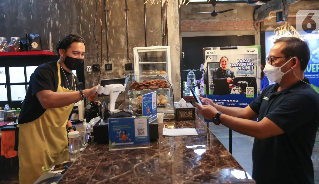Artis sekaligus pemilik Unfinished Coffee Mario Lawalata (kiri) saat melayani CEO PT Sprint Asia Technology Setyo Harsoyo (Bayarind) di Unfinished Coffee, Jakarta (18/02/2021). Tiga tahun beroperasi, Bayarind menyediakan layanan transaksi digital yang aman dan bersahabat. (Liputan6.com/Fery Pradolo)