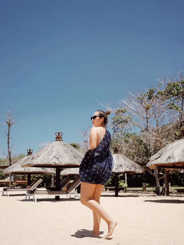 Gaya Pamela Bowie liburan di Bali. (Sumber: Instagram/pammybowie)