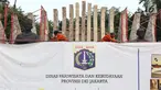 Pekerja dari Pusat Konservasi Dinas Pariwisata dan Kebudayaan Provinsi DKI Jakarta melakukan penutupan area patung Proklamator, Jakarta, Selasa (6/8/2019). Menyambut HUT RI ke-74, Pemprov DKI Jakarta melakukan konservasi Patung Proklamator dan Tugu Proklamasi. (Liputan6.com/Helmi Fithriansyah)