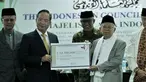 Ketua Umum MUI KH Ma'ruf Amin (dua kanan) menerima bantuan untuk korban gempa dan tsunami Sulawesi Tengah dari Kepala Perwakilan Taipei Economic and Trade Office (TETO) John C. Chen di Kantor MUI, Jakarta, Selasa (9/10). (Merdeka.com/Iqbal Nugroho)