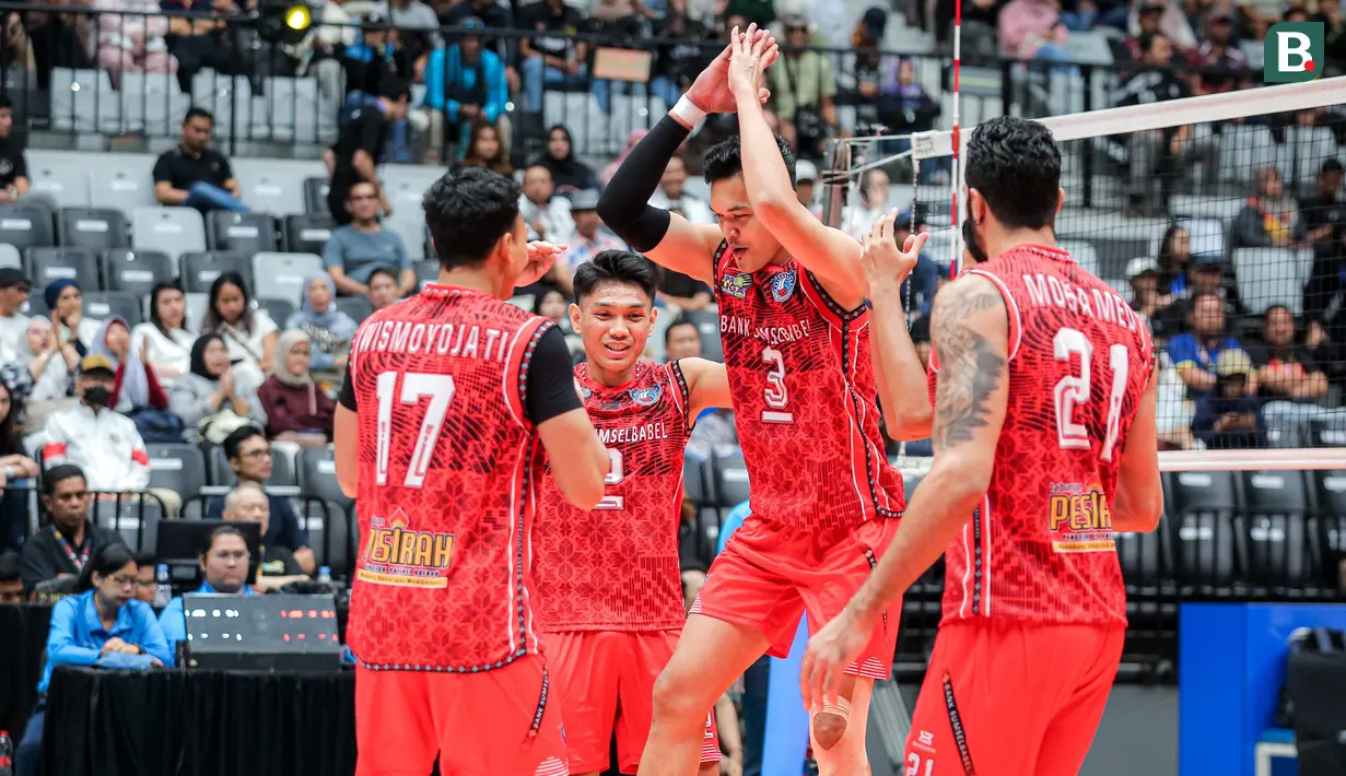 <p>Selebrasi para pemain Palembang Bank SumselBabel, Sigit Ardian (tengah) dkk setelah mencetak angka saat menghadapi Jakarta STIN BIN pada laga perebutan peringkat ketiga PLN Mobile Proliga 2024 di Indonesia Arena, Senayan, Jakarta, Minggu (21/7/2024). Palembang Bank SumselBabel menang 3-0 (25-17, 25-20, 25-18). (Bola.com/Bagaskara Lazuardi)</p>