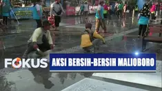 Bukan saja area pedagang, aksi bersih-bersih juga dilakukan di jalan raya yang biasa dilintasi kendaraan umum.