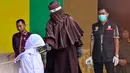 Seorang wanita menjalani hukuman cambuk setelah dinyatakan bersalah melanggar hukum syariat Islam Aceh yang melarang hubungan seksual di luar nikah di Banda Aceh,  Kamis, 20 Agustus 2026. (AFP/ Chaideer Mahyuddin)