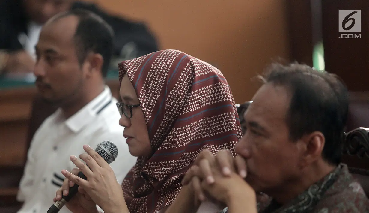 Ahli pidana Dr Metty Rahmawati Argo memberikan keterangan saat sidang kasus dugaan penyebaran berita bohong atau hoaks dengan terdakwa Ratna Sarumpaet di PN Jakarta Selatan, Jakarta, Kamis (25/4). Sidang dengan agenda pemeriksaan saksi ahli yang dihadirkan oleh JPU. (Liputan6.com/Herman Zakharia)