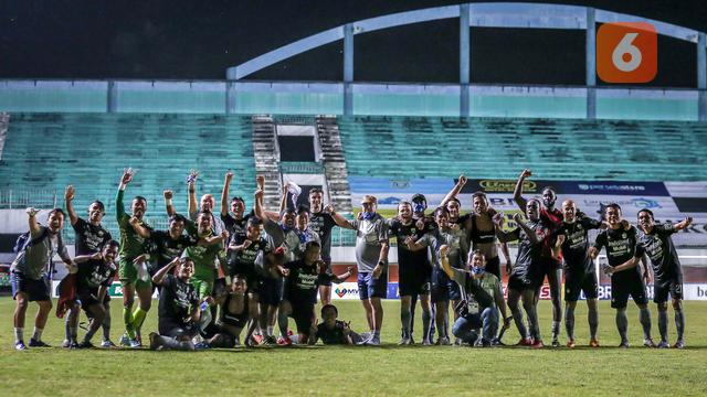 <span>Kemenangan atas Persela Lamongan ini membuat Persib Bandung menjadi tim yang selalu menang di seri kedua BRI Liga 1 dan tak terkalahkan dalam 11 pertandingan. (Bola.com/Bagaskara Lazuardi)</span>