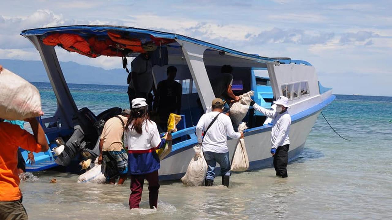 Berbagai kegiatan dilakukan warga BUnaken Manado bersama pengelola usaha pariwisata seperti membersihkan pantai dan menata kembali pusat souvenir.