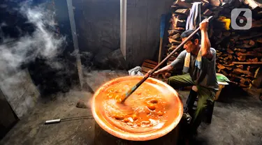 Pekerja menyelesaikan pembuatan dodol betawi di Pondok Dodol Sari Rasa, di kawasan Pejaten Timur, Pasar Minggu, Jakarta Selatan., Minggu (2/4/2023). (merdeka.com/Arie Basuki)