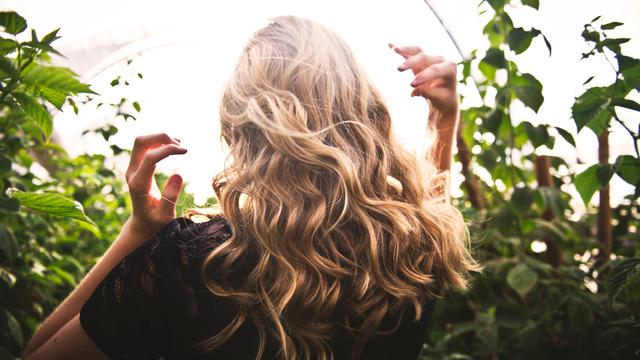 6 Cara Mengatasi Rambut  Bercabang Tanpa Harus Memotongnya 