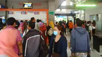 Suasana di depan loket penjualan tiket di Stasiun Gubeng Surabaya. (Liputan6.com/Dhimas Prasaja)