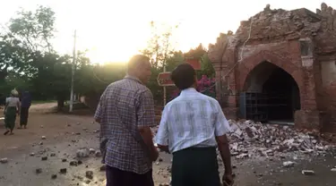 Dua orang pria meninjau dampak gempa di salah satu Pagoda di Bagan, Myanmar, Rabu (24/8). Gempa berkekuatan 6,8 SR tersebut menyebabkan sedikitnya tiga orang tewas dan sejumlah pagoda rusak parah. (REUTERS / Stringer)