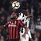Gelandang AC Milan, Franck Kessie berebut bola dengan gelandang Juventus Blaise Matuidi saat pertandingan Serie A Italia di Stadion Allianz di Turin (31/3). (AFP Photo/Marco Bertorello)