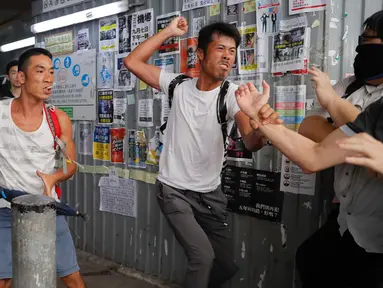 Demonstran pro-China berkelahi dengan demonstran antipemerintah di Distrik Kowloon Bay, Hong Kong, Sabtu (14/9/2019). Bentrokan pecah saat aktivis dan demonstran antipemerintah Hong Kong merencanakan aksi duduk bersama di dalam pusat-pusat perbelanjaan. (AP Photo/Kin Cheung)