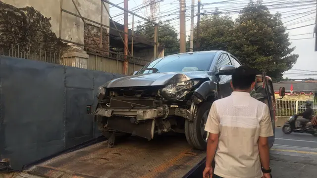 Foto mobil Gusti Rosaline Oca yang hancur karena kecelakaan (ist)