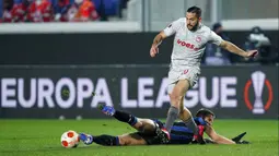 Pemain Olympiacos Kostas Manolas (atas) berebut bola dengan pemain Atalanta Mario Pasalic pada pertandingan sepak bola babak 16 besar Liga Europa di Stadion Gewiss, Bergamo, Italia, 17 Februari 2022. Atalanta menang 2-1. (Spada/LaPresse via AP)