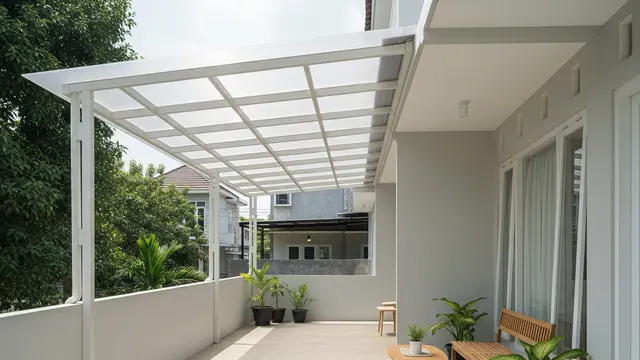 Teras Minimalis dengan Kanopi Transparan Berlapis UV
