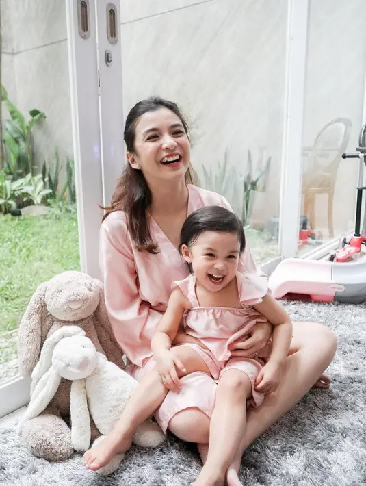 “Jadi kayak setiap hari malahan Nastusha yang selalu nanyain baby lagi ngapain. Nastusha tuh udah berangan-angan gitu loh kayak nanti pas keluar mau beliin baby-nya pizza atau ajakin dia berenang kayak gitu-gitu,” ungkap Chelsea Olivia. (Instagram/chelseaoliviaa)