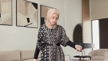 8 Inspirasi Model Batik Hijab untuk Kerja, Formal nan Berkelas