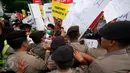 Sejumlah pengunjuk rasa dari Solidaritas Perjuangan Demokrasi terlibat bentrok dengan aparat kepolisian di Yogyakarta, (23/2). Aksi di halau aparat untuk mengan tisipasi terjadinya konflik antara  ormas yang pro LGBT dan anti LGBT. (Boy Harjanto)