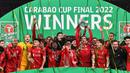 Para pemain Liverpool merayakan gelar Carabao Cup 2021/2022 setelah mengalahkan Chelsea pada laga final di Wembley Stadium, London (27/2/2022). Hingga kini Liverpool memimpin sendirian dalam perolehan trofi Piala Liga Inggris terbanyak dengan 9 kali juara. Trofi terakhir diraih The Reds pada musim 2021/2022 setelah mengalahkan Chelsea melalui adu penalti 11-10 (0-0) dalam partai final. (AFP/Justin Tallis)