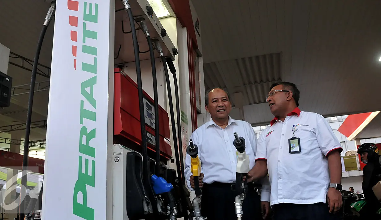 Direktur Pemasaran Pertamina, Ahmad Bambang (Kanan) saat mengecek persiapan BBM baru Pertalite di SPBU, Kawasan Abdul Muis, Jakarta, Kamis (23/7/2015). Pertamina akan mulai memasarkan Pertalite pada Jumat (24/7/2015).  (Liputan6.com/JohanTallo)