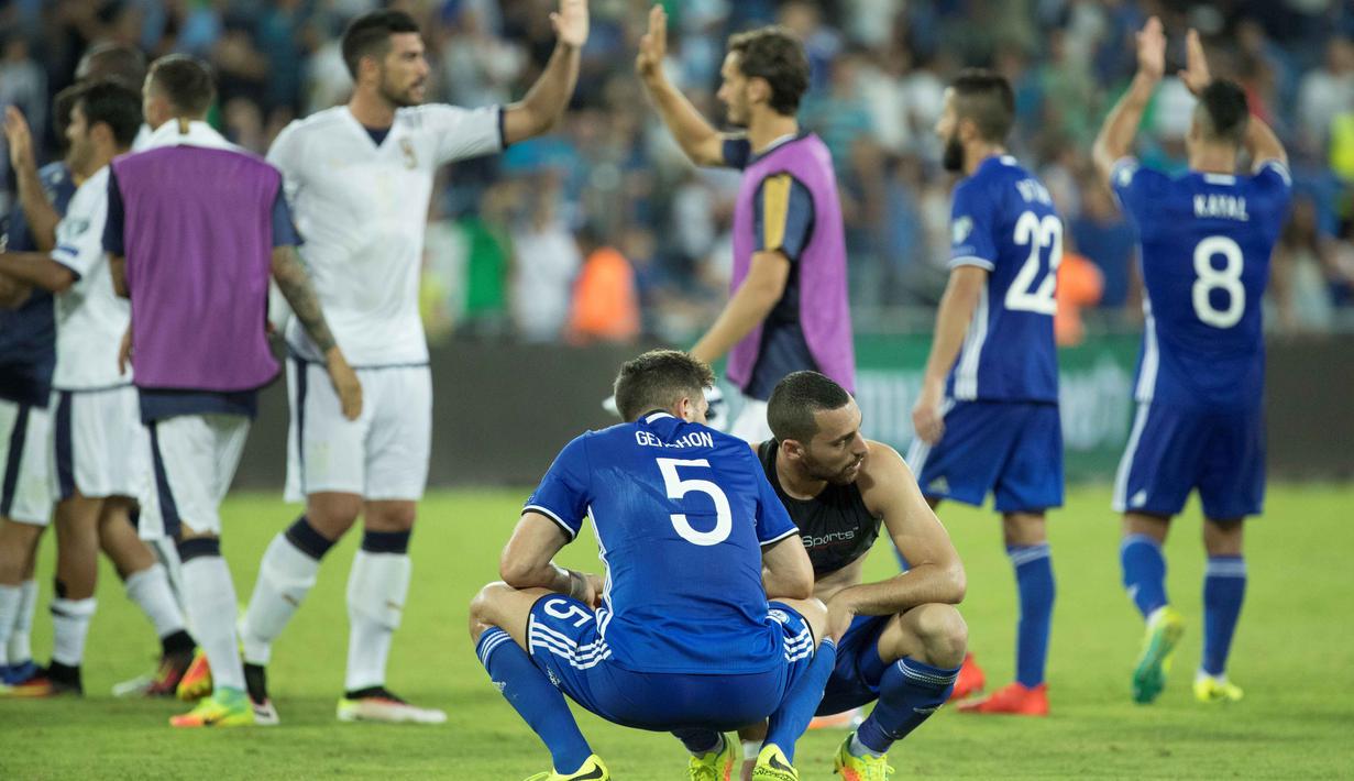 Para pemain Israel terlihat kecewa saat timnya kalah 0-3 dari Italia pada Kualifikasi Piala Dunia 2018 di Stadion Sammy Ofer, Haifa, Selasa (6/9/2016) dini hari WIB. (AFP/Jack Guez)