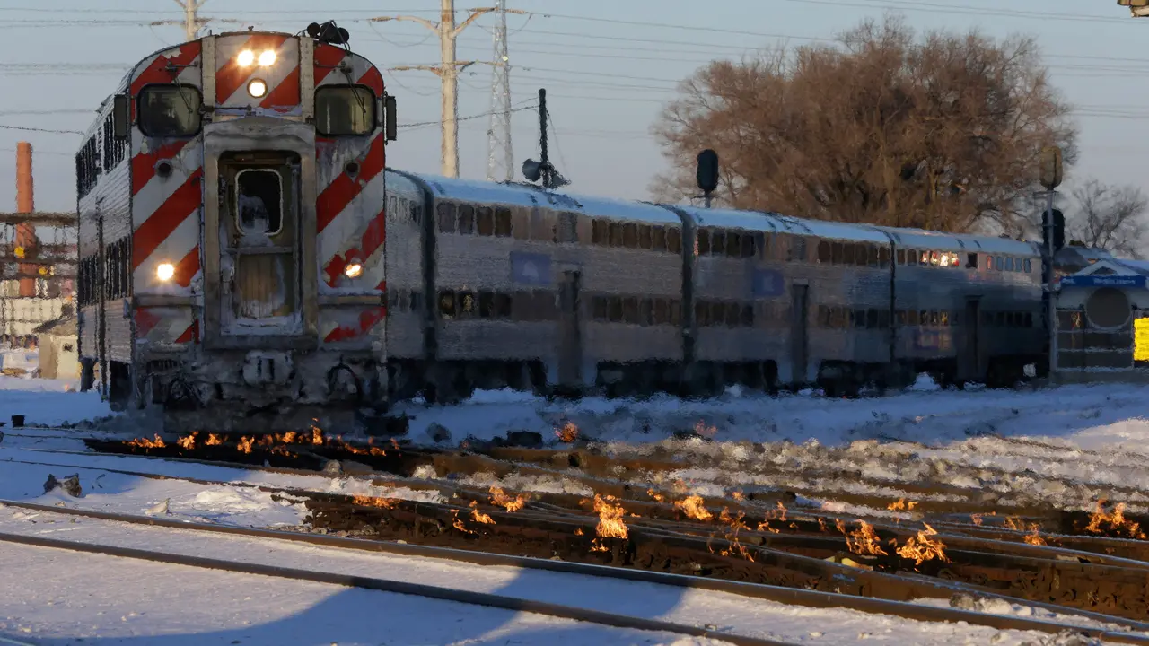 Rel Kereta di Chicago Dibakar