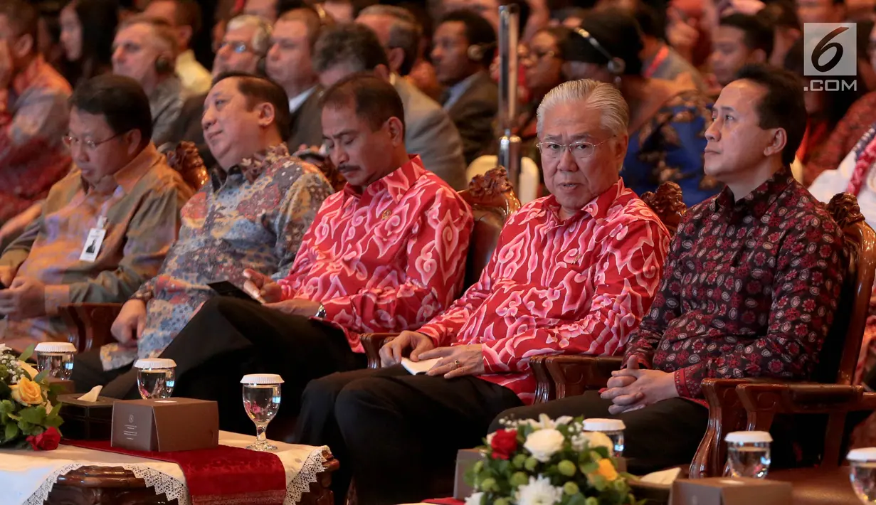 Mendag Enggartiasto Lukito dan Menpar Arief Yahya menghadiri pembukaan Hari Belanja Diskon Indonesia (HBDI) dan Happy Birthday Indonesia Festival (HBDIF) di Jakarta, Selasa (15/8). Acara ini untuk memeriahkan HUT RI ke-72. (Liputan6.com/Faizal Fanani)