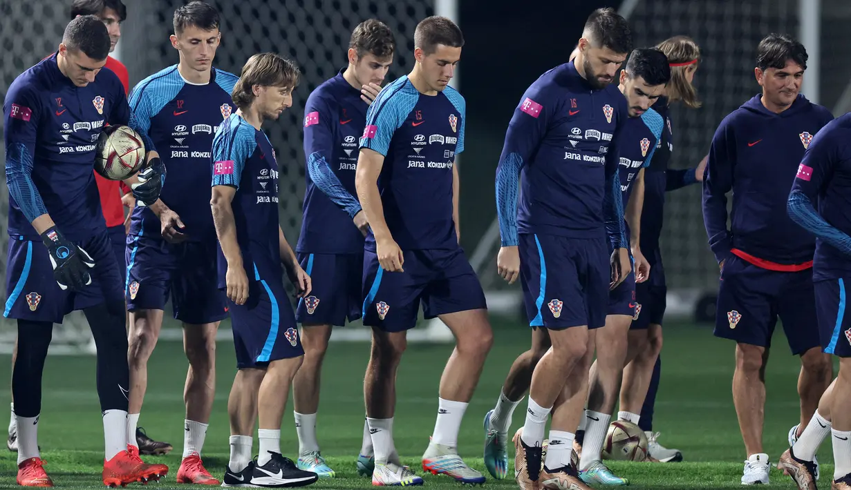 Para pemain Kroasia mengikuti sesi latihan di Al Erssal Training Site 3, Doha, Qatar, Rabu (14/12/2022). Sehari setelah tersingkir dari Piala Dunia 2022, Kroasia melakukan latihan kembali bersiap untuk pertandingan selanjutnya. (JACK GUEZ / AFP)