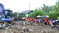 Alat berat dikerahkan untuk membersihkan puing bangunan rusak dalam bencana gempa Banjarnegara. (Foto: Liputan6.com/ Mimid BPBD/Muhamad Ridlo)